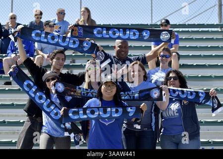31. März 2018 - Cary, North Carolina, USA - Cary, NC - Samstag, 31. März 2018: Fans während eines regulären Spiels der National Women's Soccer League (NWSL) zwischen der North Carolina Courage und Sky Blue FC im Stadion von Sahlenâ im WakeMed Soccer Park. (Kreditbild: © Grant Halverson/ISIPhotos via ZUMA Wire) Stockfoto