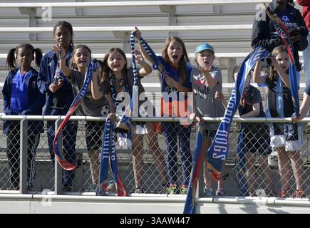 31. März 2018 - Cary, North Carolina, USA - Cary, NC - Samstag, 31. März 2018: Fans während eines regulären Spiels der National Women's Soccer League (NWSL) zwischen der North Carolina Courage und Sky Blue FC im Stadion von Sahlenâ im WakeMed Soccer Park. (Kreditbild: © Grant Halverson/ISIPhotos via ZUMA Wire) Stockfoto