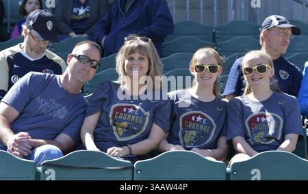 31. März 2018 - Cary, North Carolina, USA - Cary, NC - Samstag, 31. März 2018: Fans während eines regulären Spiels der National Women's Soccer League (NWSL) zwischen der North Carolina Courage und Sky Blue FC im Stadion von Sahlenâ im WakeMed Soccer Park. (Kreditbild: © Grant Halverson/ISIPhotos via ZUMA Wire) Stockfoto