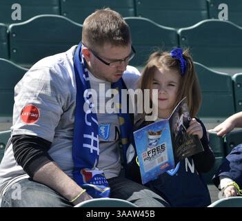 31. März 2018 - Cary, North Carolina, USA - Cary, NC - Samstag, 31. März 2018: Fans während eines regulären Spiels der National Women's Soccer League (NWSL) zwischen der North Carolina Courage und Sky Blue FC im Stadion von Sahlenâ im WakeMed Soccer Park. (Kreditbild: © Grant Halverson/ISIPhotos via ZUMA Wire) Stockfoto