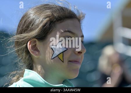31. März 2018 - Cary, North Carolina, USA - Cary, NC - Samstag, 31. März 2018: Fans während eines regulären Spiels der National Women's Soccer League (NWSL) zwischen der North Carolina Courage und Sky Blue FC im Stadion von Sahlenâ im WakeMed Soccer Park. (Kreditbild: © Grant Halverson/ISIPhotos via ZUMA Wire) Stockfoto