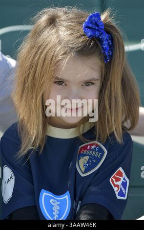 31. März 2018 - Cary, North Carolina, USA - Cary, NC - Samstag, 31. März 2018: Fans während eines regulären Spiels der National Women's Soccer League (NWSL) zwischen der North Carolina Courage und Sky Blue FC im Stadion von Sahlenâ im WakeMed Soccer Park. (Kreditbild: © Grant Halverson/ISIPhotos via ZUMA Wire) Stockfoto