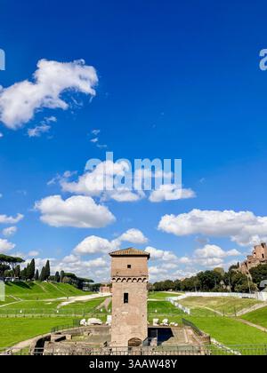 Mittelalterlicher Torre della Moletta, der innerhalb des Circus Maximus, Rom, Italien, aufragt Stockfoto