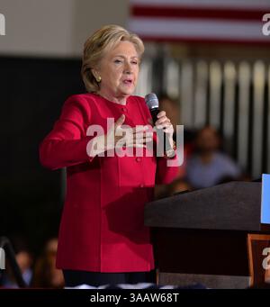 COCONUT CREEK (FL) – 25. OKTOBER: Die ehemalige US-Außenministerin Hillary Clinton spricht bei einer Wahlkampfveranstaltung in Coconut Creek am 25. Oktober 2016 in Coconut Creek, Florida. Zwei Wochen vor dem Wahltag ist Hillary Clinton in Florida aktiv... Leute: Hillary Clinton. (Kreditbild: © SMG via ZUMA Wire) Stockfoto