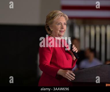 COCONUT CREEK (FL) – 25. OKTOBER: Die ehemalige US-Außenministerin Hillary Clinton spricht bei einer Wahlkampfveranstaltung in Coconut Creek am 25. Oktober 2016 in Coconut Creek, Florida. Zwei Wochen vor dem Wahltag ist Hillary Clinton in Florida aktiv... Leute: Hillary Clinton. (Kreditbild: © SMG via ZUMA Wire) Stockfoto