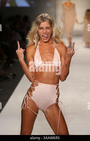 MIAMI BEACH, FL - 21. JULI: Ein Model läuft auf der SWIMMIAMI Hot-as-Hell 2018 Collection Fashion Show in der 227 22nd Street am 21. Juli 2017 in Miami Beach, Florida... People: Hot-as-Hell Model. (Kreditbild: © SMG via ZUMA Wire) Stockfoto