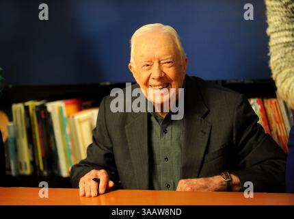 31. Dezember 2008 – Manhattan, New York, Vereinigte Staaten von Amerika – NEW YORK, NY – 26. MÄRZ: Der ehemalige US-Präsident Jimmy Carter lächelt während einer Buchunterzeichnungsveranstaltung für sein neues Buch „Faith: A Journey for All“ im Barnes & Noble Bookstore in Midtown Manhattan, 26. März 2018 in New York City. Carter, 93 Jahre alt, ist seit seinem Ausscheiden aus dem Amt im Jahr 1981 ein produktiver Autor und veröffentlichte Dutzende von Büchern... People: Jimmy Carter. (Kreditbild: © SMG via ZUMA Wire) Stockfoto