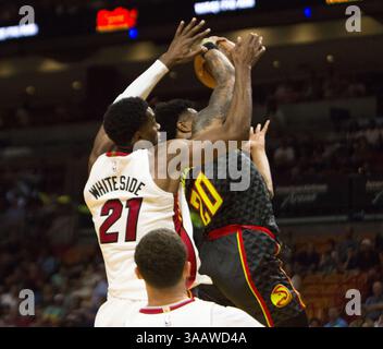 1. März 2018 - Miami, FL, USA - Hassan Whiteside (21) der Miami Heat blockiert einen Schuss von John Collins (20) der Atlanta Hawks während des ersten Quartals in der American Airlines Arena in Miami am Dienstag, den 3. April 2018. (Bild: © Daniel A. Varela/TNS via ZUMA Wire) Stockfoto