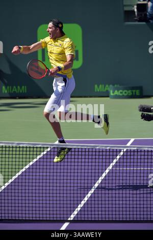 1. April 2018: Key Biscayne, Florida, Vereinigte Staaten von Amerika - KEY BISCAYNE, FL - 01. APRIL: John Isner (USA) besiegt Alexander Zverev (GER) 67(4) 64 64 im Mens Final bei den Miami Open am 1. April 2018 im Crandon Park Tennis Center in Key Biscayne, Florida. (Kreditbild: © SMG via ZUMA Wire) Stockfoto