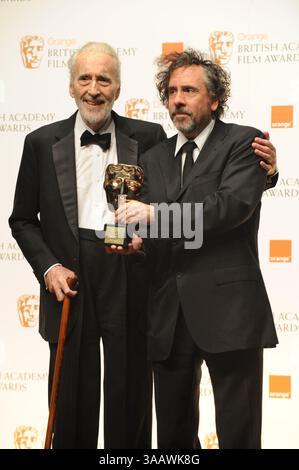 LONDON, ENGLAND – 13. FEBRUAR: Sir Christopher Lee, Helena Bonham Carter und Tim Burton posieren vor den Gewinnertafeln bei den Orange British Academy Film Awards 2011, die am 13. Februar 2011 im Royal Opera House in London, England stattfanden. (Kreditbild: © SMG via ZUMA Wire) Stockfoto