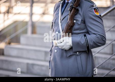 Soldat des Wachbataillons am Bundeskanzleramt Berlin, 06.03.2025. Berlin Deutschland *** Soldat des Wachbataillons beim Bundeskanzleramt Berlin, 06 03 2025 Berlin Deutschland Copyright: XAmreixSchulzx Stockfoto