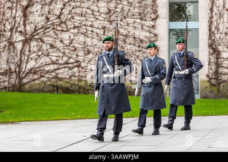 Soldat des Wachbataillons am Bundeskanzleramt Berlin, 12.03.2025. Berlin Deutschland *** Soldat des Wachbataillons beim Bundeskanzleramt in Berlin, 12 03 2025 Berlin Deutschland Copyright: XAmreixSchulzx Stockfoto