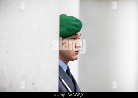 Soldat des Wachbataillons am Bundeskanzleramt Berlin, 12.03.2025. Berlin Deutschland *** Soldat des Wachbataillons beim Bundeskanzleramt in Berlin, 12 03 2025 Berlin Deutschland Copyright: XAmreixSchulzx Stockfoto
