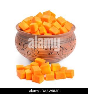 Braune Keramikpfanne, gefüllt mit gehackten Kürbisscheiben, isoliert auf weißem Hintergrund. Stockfoto