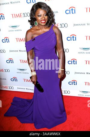 NEW YORK, USA - 25. APRIL: Viola Davis nimmt am 25. April 2017 an der TIME 100 Gala im Jazz im Lincoln Center in New York Teil 2017. (Kreditbild: © SMG via ZUMA Wire) Stockfoto
