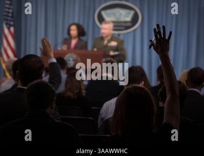5. April 2018: Washington, District of Columbia, USA – Medienfragen. DANA WHITE, die Assistentin des Verteidigungsministers für öffentliche Angelegenheiten, und Generalleutnant KENNETH F. MCKENZIE, der Joint Staff Director, informieren die Presse im Pentagon in Washington, D.C. (Credit Image: © DOD/ZUMA Wire/ZUMAPRESS.com) Stockfoto