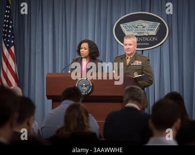 5. April 2018: Washington, District of Columbia, USA – Medienfragen. DANA WHITE, die Assistentin des Verteidigungsministers für öffentliche Angelegenheiten, und Generalleutnant KENNETH F. MCKENZIE, der Joint Staff Director, informieren die Presse im Pentagon in Washington, D.C. (Credit Image: © DOD/ZUMA Wire/ZUMAPRESS.com) Stockfoto