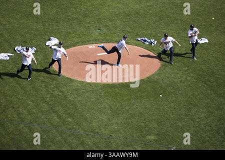 5. April 2018: Minneapolis, MN, USA - das mit Goldmedaillen ausgezeichnete US-Curling-Team wirft am Donnerstag, den 5. April 2018, im Target Field in Minneapolis feierliche erste Plätze vor dem Heimauftakt der Minnesota Twins gegen die Seattle Mariners. (Bild: © Leila Navidi/TNS via ZUMA Wire) Stockfoto