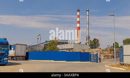 Belgrad, Serbien - 21. August 2024: Produktionsstätte der Smurfit Kappa Papierfabrik in der Avala Ada Huja Sunny Summer Day. Stockfoto