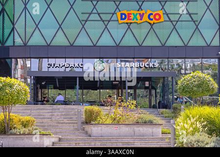 Belgrad, Serbien - 21. August 2024: Starbucks Coffee Shop Terrasse im modernen Beo Shopping Centre in der Hauptstadt am Sommertag. Stockfoto
