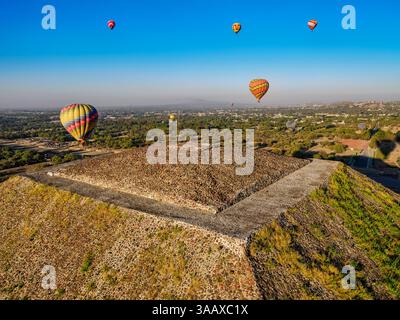 Heißluftballons fliegen bei Sonnenaufgang über die Pyramide der Sonne, aus der Vogelperspektive, Teotihuacan, mexikanischer Bundesstaat, Mexiko Stockfoto
