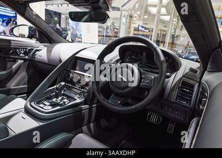 Cockpit des Jaguar F-Type Coupé 75 mit Lenkrad und Konsole. London, UK, 24. Dezember 2023 Stockfoto