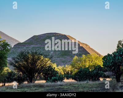Pyramide der Sonne bei Sonnenuntergang, Teotihuacan, mexikanischer Bundesstaat, Mexiko Stockfoto