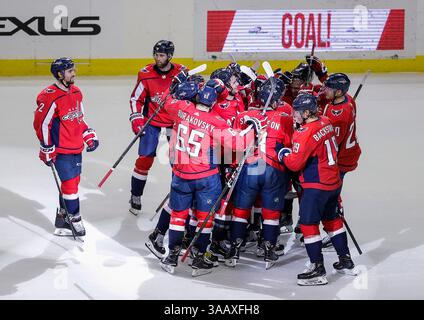 12. März 2018: Washington Capitals Center #92 Evgeny Kuznetsov feiert mit dem Team während eines NHL-Spiels zwischen den Washington Capitals und den Winnipeg Jets in der Capital One Arena in Washington D.C. Justin Cooper/CSM (Credit Image: &Copy; Justin Cooper/CSM via ZUMA Wire) Stockfoto