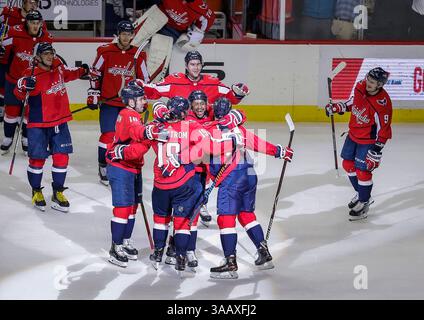 12. März 2018: Washington Capitals Center #92 Evgeny Kuznetsov feiert mit dem Team während eines NHL-Spiels zwischen den Washington Capitals und den Winnipeg Jets in der Capital One Arena in Washington D.C. Justin Cooper/CSM (Credit Image: &Copy; Justin Cooper/CSM via ZUMA Wire) Stockfoto
