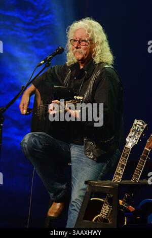 4. Februar 2017 - Fort Lauderdale, Florida, Vereinigte Staaten von Amerika - FORT LAUDERDALE, FL - 04. FEBRUAR: Arlo Guthrie tritt am 4. Februar 2017 im Parker Playhouse in Fort Lauderdale, Florida auf. Leute: Arlo Guthrie (Kreditbild: © SMG Via ZUMA Wire) Stockfoto