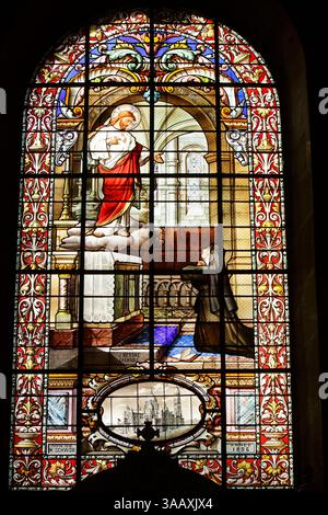Frankreich, Territoire de Belfort, Belfort, Kathedrale Saint Christopher, erbaut zwischen 1727 und 1750 von Henri Schuller nach Plänen von Jacques Philippe Mareschal, Buntglasfenster aus dem Jahr 1896 vom Glasmeister aus Grenoble Jean Augustin Bessac, der die Erscheinung des Heiligen Herzens Jesu an Marguerite Marie Alacoque im Jahr 1673 in Paray le Monial darstellt Stockfoto