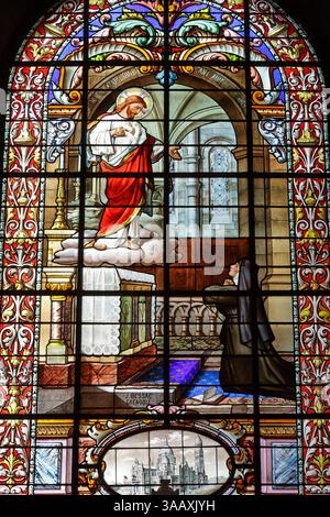 Frankreich, Territoire de Belfort, Belfort, Kathedrale Saint Christopher, erbaut zwischen 1727 und 1750 von Henri Schuller nach Plänen von Jacques Philippe Mareschal, Buntglasfenster aus dem Jahr 1896 vom Glasmeister aus Grenoble Jean Augustin Bessac, der die Erscheinung des Heiligen Herzens Jesu an Marguerite Marie Alacoque im Jahr 1673 in Paray le Monial darstellt Stockfoto