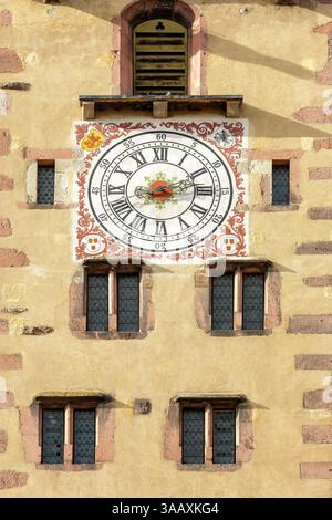 Frankreich, Oberrhein, Route des Vins d'Elsace, Ribeauvillé, die Uhr des Turms des Metzgers (Tour des Bouchers), erbaut im 13. Jahrhundert, in der Grand Rue Stockfoto