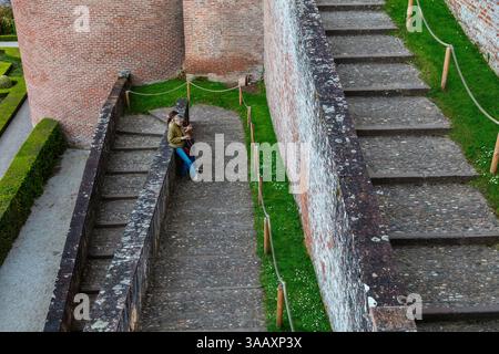 Frankreich, Tarn, Albi, von der UNESCO zum Weltkulturerbe erklärt, La Berbie Palast, Toulouse-Lautrec Museum, La Berbie Gärten, Touristen, die die Gärten des Palastes von La Berbie besuchen Stockfoto