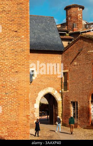 Frankreich, Tarn, Albi, von der UNESCO zum Weltkulturerbe erklärt, La Berbie Palast, Toulouse-Lautrec Museum, Besucher und Touristen im Eingangshof des Palais de La Berbie im Sommer tagsüber Stockfoto