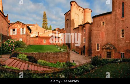 Frankreich, Tarn, Albi, Weltkulturerbe von UNESCO, La Berbie, Toulouse-Lautrec Museum, Blick auf den Wehrturm und Gärten des Palastes bei Sonnenaufgang Stockfoto