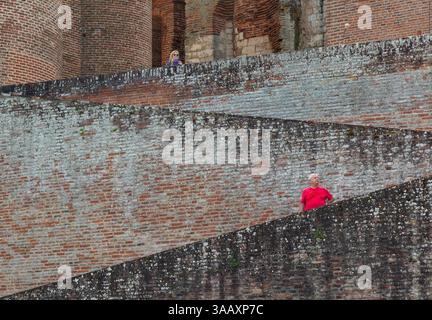 Frankreich, Tarn, Albi, von der UNESCO zum Weltkulturerbe erklärt, La Berbie Palast, Toulouse-Lautrec Museum, La Berbie Gärten, Touristen, die die Gärten des Palastes von La Berbie besuchen Stockfoto