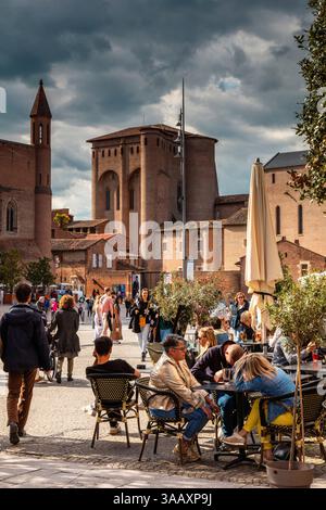 Frankreich, Tarn, Albi, von der UNESCO zum Weltkulturerbe erklärt, Sainte Cecile, Passanten, Zuschauer und Touristen auf der Terrasse vor der Kathedrale und dem Pamlais von La Berbie an einem stürmischen Tag Stockfoto