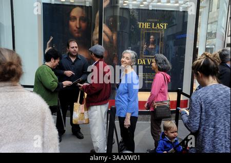 6. November 2017: Manhattan, New York, Vereinigte Staaten von Amerika, New YORK, New YORK, New YORK – 05. NOVEMBER: Gemälde von Leonardo da Vinci mit dem Titel „Salvator Mundi“, bevor es am 15. November in New York im Christies versteigert wird. Das Gemälde ist das letzte da Vinci in Privatbesitz und wird voraussichtlich am 5. November 2017 bei Christies in New York City etwa 100.000.000 USD einbringen...People: Leonardo da Vinci Painting (Credit Image: © SMG Via ZUMA Wire) Stockfoto