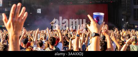 Frankreich, Tarn, Albi, von der UNESCO zum Weltkulturerbe erklärt, Pratgraussals Park, Pause Guitare Festival, Lebensszene und festliche Atmosphäre während eines Open-Air-Musikfestivals im Sommer, Blick auf das Publikum vor einer Rock- und Popmusikbühne am helllichten Tag Stockfoto