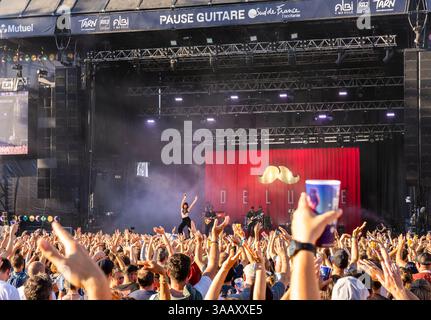 Frankreich, Tarn, Albi, von der UNESCO zum Weltkulturerbe erklärt, Pratgraussals Park, Pause Guitare Festival, Lebensszene und festliche Atmosphäre während eines Open-Air-Musikfestivals im Sommer, Blick auf das Publikum vor einer Rock- und Popmusikbühne am helllichten Tag Stockfoto