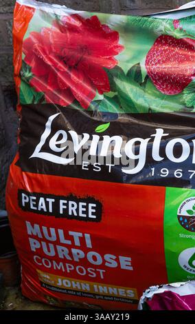 Ein Kunststoffsack (verpackt) mit torffreiem Mehrzweckkompost. Durch die Verwendung von torffreiem Kompost werden kohlenstoffreiche Moore erhalten, die eine einzigartige Vielfalt unterstützen. Stockfoto