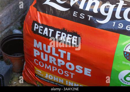 Ein Kunststoffsack (verpackt) mit torffreiem Mehrzweckkompost. Durch die Verwendung von torffreiem Kompost werden kohlenstoffreiche Moore erhalten, die eine einzigartige Vielfalt unterstützen. Stockfoto