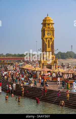 Indien, Uttarakhand, Haridwar, eine heilige Stadt, die als einer der sieben heiligsten Orte für Hindus gilt, der Uhrenturm Stockfoto