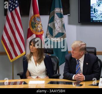 24. Februar 2018 - Parkland, Florida, Vereinigte Staaten von Amerika - Präsident Donald J. Trump und First Lady Melania Trump treffen sich mit Strafverfolgungsbeamten im Broward County SheriffÃs Office in Fort Lauderdale, Florida, Freitag, 16. Februar 2018. wir danken den Ersthelfern und Strafverfolgungsbeamten für ihre lebensrettenden Bemühungen während der WednesdayÃs Schießerei an der Marjory Stoneman Douglas High School in Parkland, Florida. Leute: Präsident Donald J. Trump und First Lady Melania Trump. (Kreditbild: © SMG via ZUMA Wire) Stockfoto