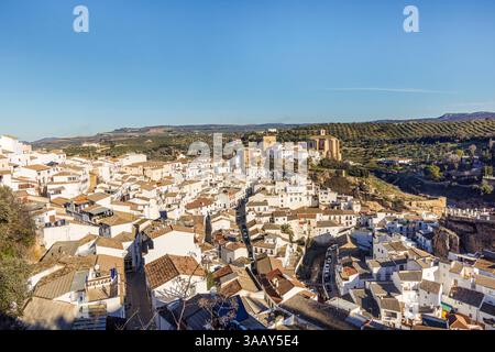Spanien, Andalusien, Setenil de las Bodegas, das Dorf, die Kirche und das Schloss Stockfoto