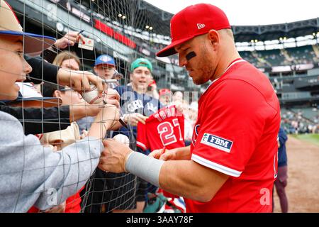 Mike Trout #27 von den Los Angeles Angels unterzeichnet Autogramme für Fans vor einem Spiel gegen die Chicago White Sox am Rate Field am 29. März 2025 in Chicago, Illinois. (Foto: Brandon Sloter/Image of Sport) Stockfoto