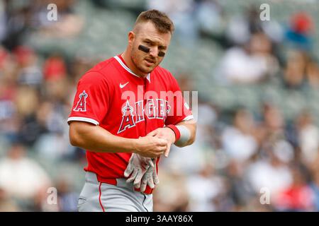 Mike Trout #27 von den Los Angeles Angels geht am 29. März 2025 in Chicago, Illinois, während eines Spiels gegen die Chicago White Sox im Rate Field. (Foto: Brandon Sloter/Image of Sport) Stockfoto