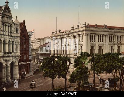 Fotochrom-Druck von Chartered Bank Buildings und Medical Hall auf der Battery Road in Singapur. Stockfoto