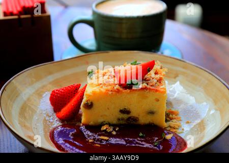 Süßer Biskuitkuchen, Kuchen, Muffin mit Erdbeeren und Schokolade auf Vintage-Teller im Café. Kaffee mit Nachtisch zum Frühstück im Restaurant Prag, Czec Stockfoto